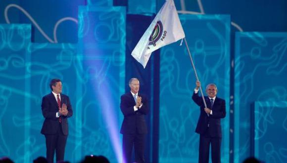 Luis Castañeda recibió la bandera panamericana de parte del alcalde de Toronto. (EFE)