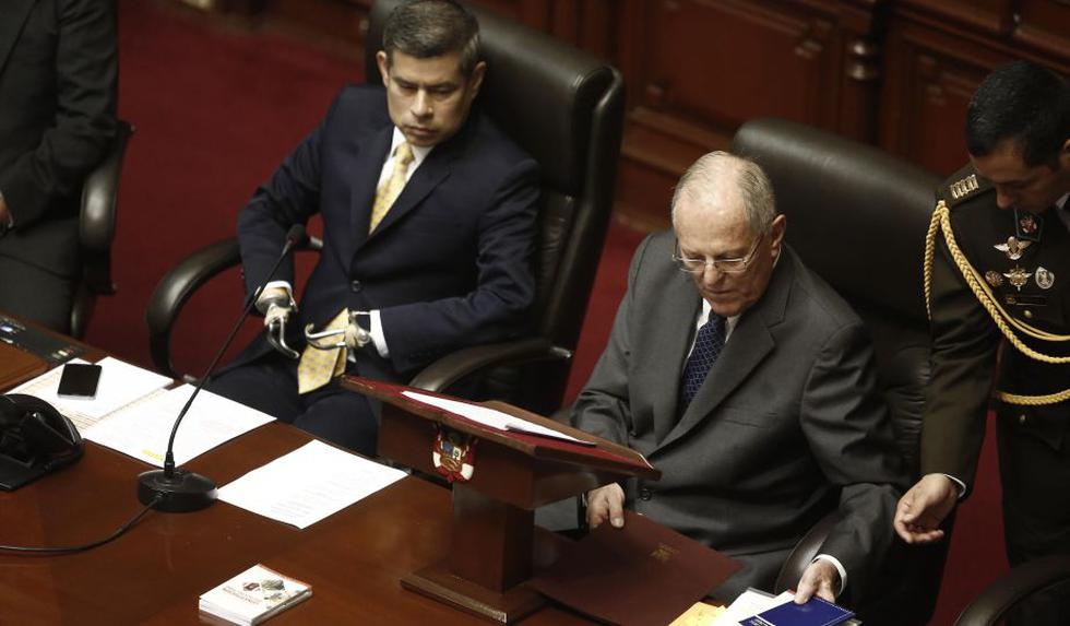 PPK, como sigue al protocolo, se sienta al lado del presidente del Congreso. (César Campos/Perú21)