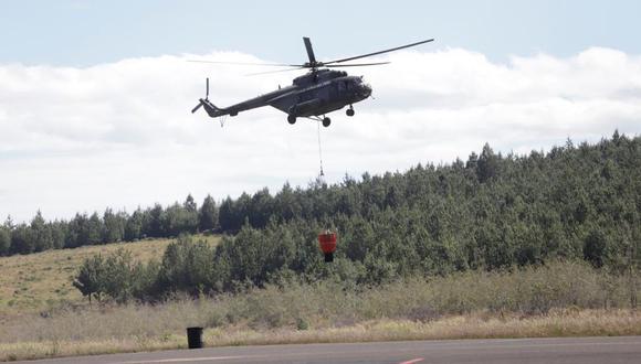 A la zona han llegado helicópteros con equipos que permiten descargar grandes cantidades de agua vía aérea. (Foto: Ministerio de Cultura)