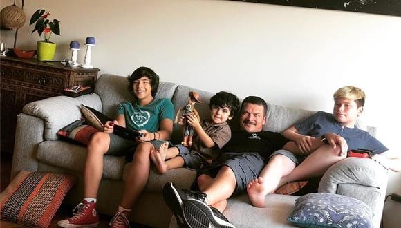 Óscar López Arias junto a sus tres hijos. (Fuente: Instagram)
