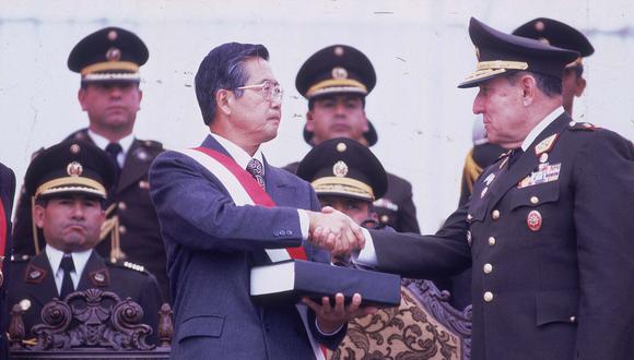 Fidelidad. Alberto Fujimori saluda a Nicolás Hermoza Ríos durante el Día de las Fuerzas Armadas en el Cuartel General del Ejército. (Foto: LINO CHIPANA/ ARCHIVO GEC)