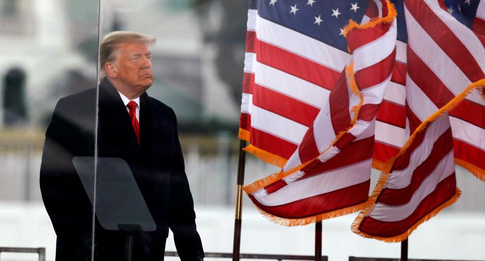 El expresidente de Estados Unidos, Donald Trump, observa el final de su discurso durante una manifestación para impugnar la certificación de los resultados de las elecciones presidenciales de Estados Unidos de 2020 por parte del Congreso de Estados Unidos, en Washington. (REUTERS/Jim Bourg).