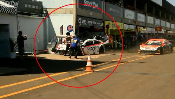 Un auto de carrera en Brasil arrolló y dejó heridos a 3 mecánicos. (Foto: captura)