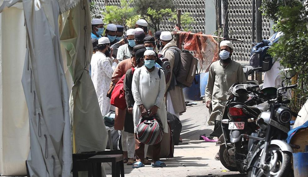 Las personas que asistieron a una congregación religiosa se van camino a hospitales y centros de cuarentena desde Nizamuddin, Nueva Delhi, el 31 de marzo de 2020. (EFE/RAJAT GUPTA).
