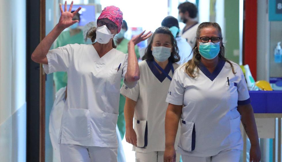 Enfermeras belgas con máscaras protectoras durante el Día Internacional de la Enfermera, en medio del brote de la enfermedad por coronavirus, en el Hospital Erasme en Bruselas, Bélgica, 12 de mayo de 2020. (Foto: Reuters/Yves Herman)