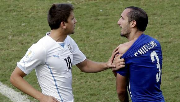 Giorgio Chiellini mostró mordida de Suárez durante partido en el que perdió su selección. (AP)