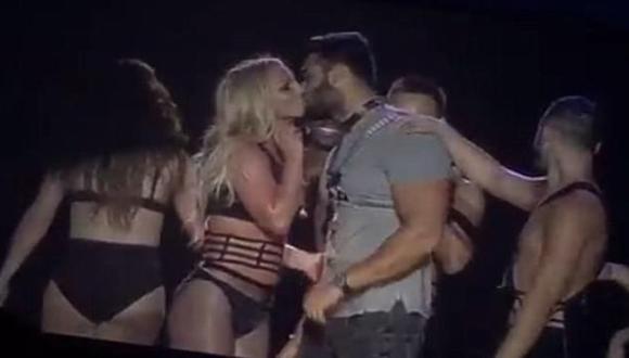 ¡Britney Spears besó a su novio en pleno escenario! (Twitter)