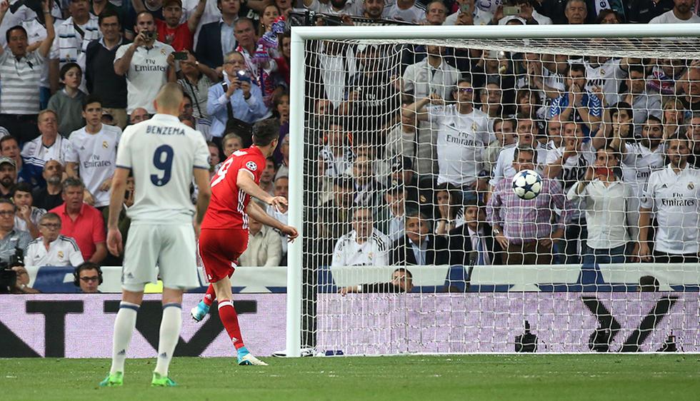 Real Madrid vs Bayern Munich: Casemiro derribó en el área a Robben. Penal convertido en gol por Lewandoswki (Reuters)