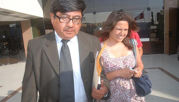 Rosario Ponce junto a su abogado durante una diligencia judicial pasada. (USI)