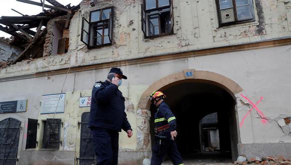 Los bomberos pasan junto a un edificio dañado por un terremoto en Petrinja, Croacia, el pasado 30 de diciembre de 2020. Un terremoto de magnitud 6,4 sacudió a Croacia el 29 de diciembre de 2020 con informes de muchos heridos y al menos siete personas fallecidad. (EFE/EPA/ANTONIO BAT)