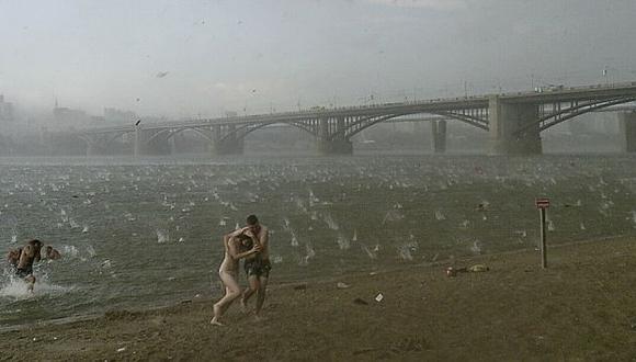 Tormenta de granizo sorprende a bañistas en playas de Rusia. (Internet)