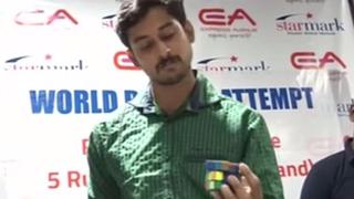 YouTube: ¿Es posible resolver 5 cubos de Rubik en 83 segundos y con una mano?
