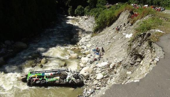 El bus de la empresa Turismo Central cayó por un abismo de unos 50 metros y quedó en las aguas del río Tarma. (Andina)