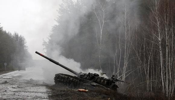 El humo se eleva desde un tanque ruso destruido por las fuerzas ucranianas al costado de una carretera en la región de Lugansk. (Foto de archivo: Anatolii Stepanov / AFP)