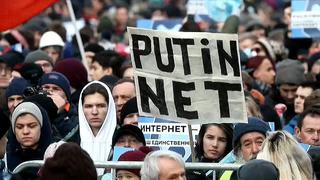 Miles de personas protestan en Rusia contra ley para aislar Internet