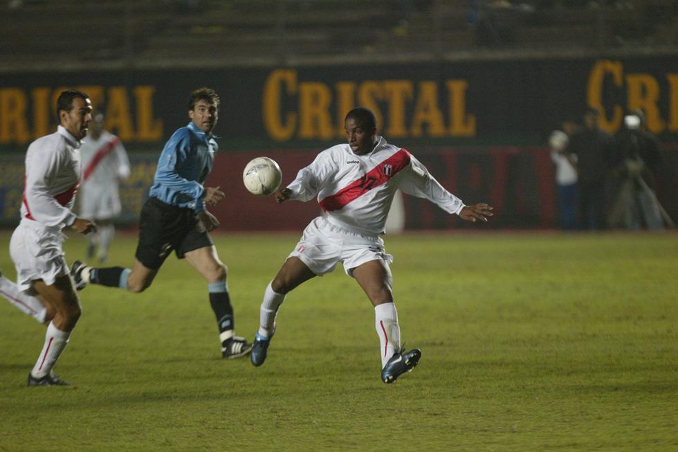 Farfán anota su primer doblete con la selección en un partido amistoso contra la selección de Uruguay el 24 de julio del 2003. Este es uno de los cuatro dobletes que tiene Jefferson Farfán defendiendo a la selección peruana. (Foto GEC Archivo)