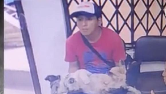 Este sujeto le robó a una señora luego de fingir que ayudaba a un perrito. (Foto: captura TV)