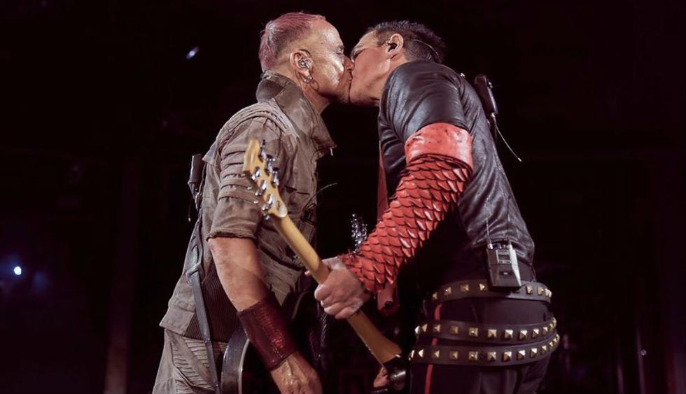 Integrantes de Rammstein se besan durante concierto para protestar por leyes anti LGBT (Foto:@rammsteinofficial)