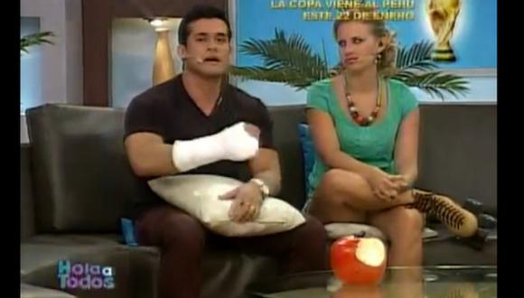 Christian Domínguez apareció en ‘Hola a todos’ con el brazo enyesado. (Captura de TV)