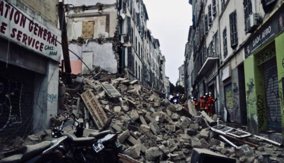 Dos edificios contiguos se derrumbaron en el centro de Marsella, al sureste de Francia, el lunes por la mañana causando dos heridos leves entre los transeúntes. (Foto: Twitter/@Gorigoni)