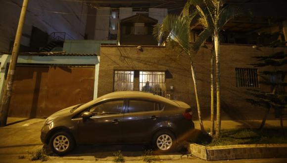 Tragedia. Una vecina alertó a la PNP sobre los gritos que salían de la casa ubicada en la calle Olmos. (Foto: Renzo Salazar/GEC)