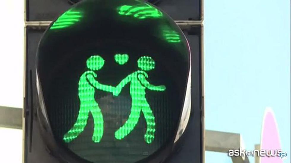 Austria: Regulan tránsito peatonal de Viena con imágenes de gays y heterosexuales. (Captura YouTube)
