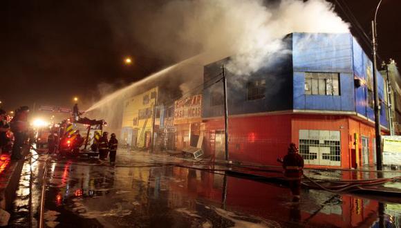 Incendio destruyó locales de autopartes el último jueves. (Nancy Dueñas)