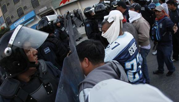Policía y allegados de estudiantes desaparecidos de Ayotzinapa se enfrentaron en el estado de Guerrero. (Reuters)