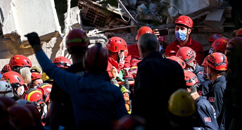 Los equipos de búsqueda y rescate llevan a una víctima en una camilla después de sacarla de los escombros de un edificio derrumbado en Esmirna (Turquía), el 31 de octubre de 2020. (AFP / OZAN KOSE).