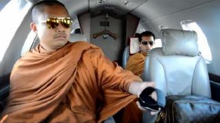 VIDEO: Polémica por monjes budistas en jet privado y con bolsos Vuitton