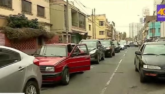 Largas filas de autos en grifos de La Victoria. (Foto: captura TV)