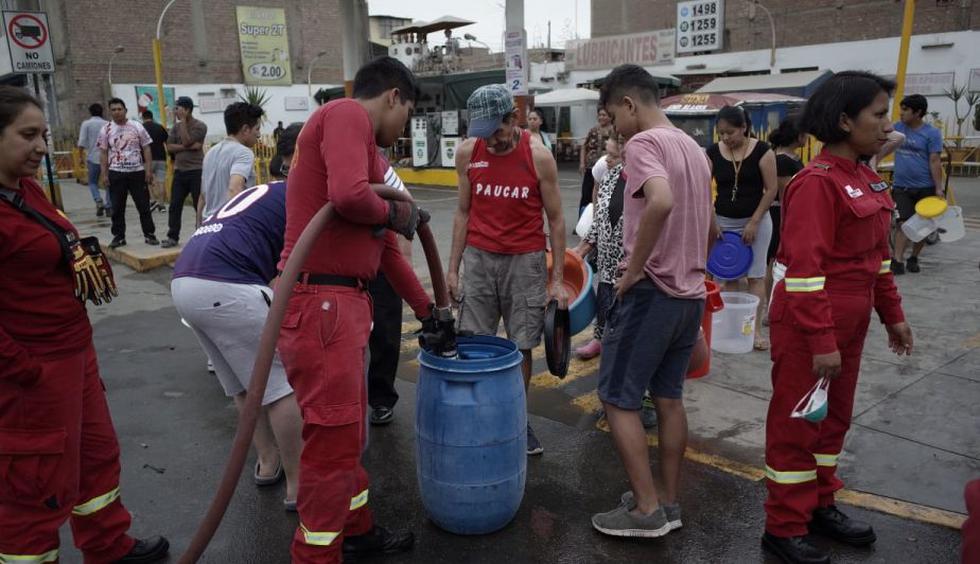 Los bomberos ayudan con el abastecimiento de agua. (Foto: Anthony Niño De Guzmán)