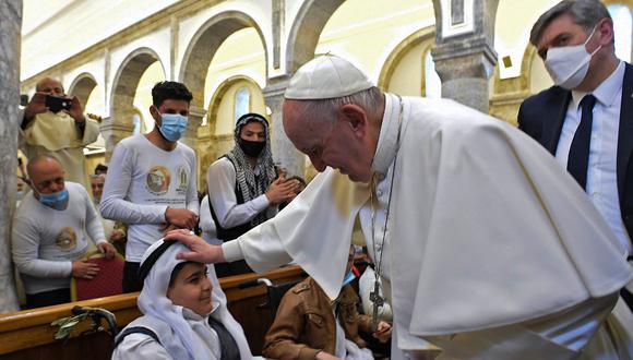 El Papa Francisco bendice a un niño al llegar a la Iglesia católica siríaca de la Inmaculada Concepción, en la ciudad predominantemente cristiana de Qaraqosh, en la provincia de Nínive, a unos 30 kilómetros del norte de Mosul, en Irak. (VATICAN MEDIA / AFP)
