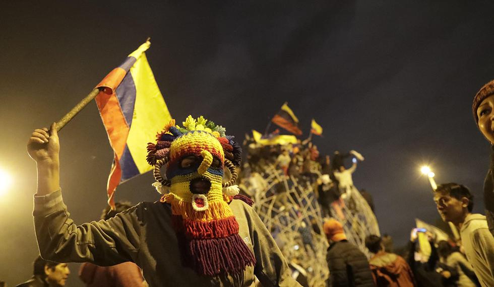 Manifestantes celebran el acuerdo logrado entre el Gobierno e indígenas. (Foto: EFE)