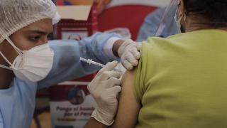COVID-19: Es obligatorio que vacunadores muestren la jeringa con vacuna antes de aplicarla