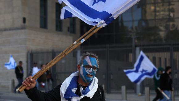 Los israelíes tienen razones para celebrar, pero con cautela, porque Netanyahu seguirá intentando conseguir impunidad, y si la sociedad se descuida, señala el columnista. (Photo by AHMAD GHARABLI / AFP)