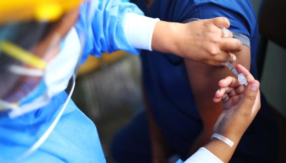 Tanto la vacuna de Sinopharm como la de Pfizer y la de AstraZeneca deben aplicarse en dos dosis para inmunizar a una persona contra el COVID-19. (Fotos : Jorge Cerdan/@photo.gec)