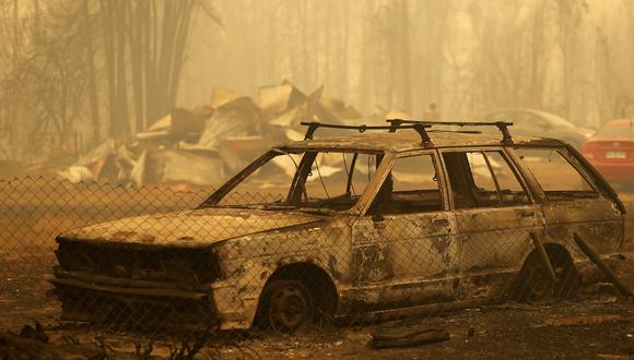 Se ve un automóvil quemado en un área afectada por un incendio forestal en Santa Juana, provincia de Concepción, Chile, el 5 de febrero de 2023. (Foto de JAVIER TORRES / AFP)