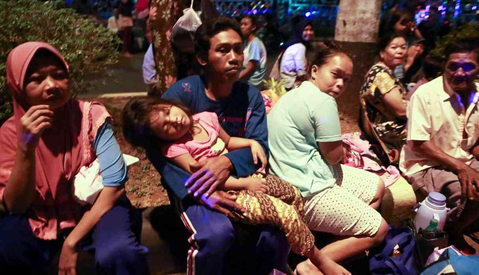 El terremoto sacudió sobretodo la costa sur de la isla de Java, de las más pobladas de Indonesia. En la foto, aldeanos permanecen en un lugar más alto mientras se evacuan. (Foto: AFP)