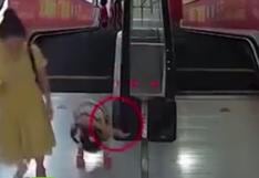China: Niña casi pierde un brazo tras meterlo en abertura de escalera eléctrica