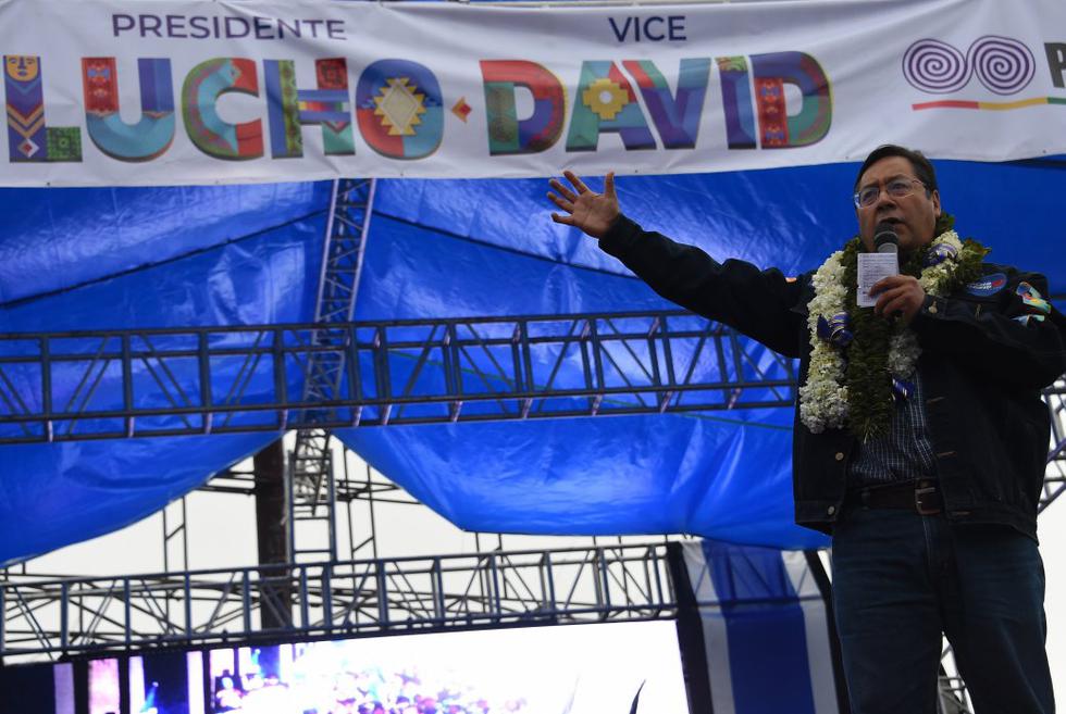 El candidato presidencial boliviano Luis Arce pronuncia un discurso durante el acto de clausura. (Foto: AIZAR RALDES / AFP)