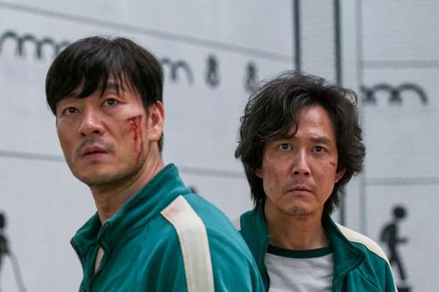 “El juego del calamar” es protagonizada por Lee Jung Jae, Park Hae Soo y Wi Ha Joon, y relata el drama de un grupo de personas que, en un intento desesperado por escapar de la pobreza, participa de un sanguinario juego (Foto: Netflix)
