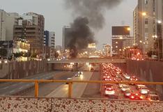 Vía Expresa: Auto se incendia en la vía con dirección sur cerca al puente Ricardo Palma [VIDEOS y FOTOS]