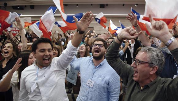 Las personas que rechazan el proyecto de nueva constitución reaccionan después de conocer los primeros resultados del referéndum, en Santiago, el 4 de septiembre de 2022. (Foto de Claudio REYES / AFP)