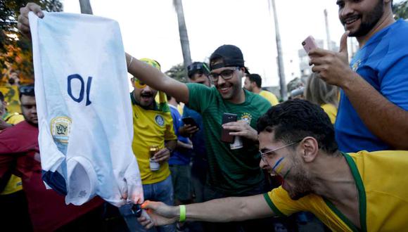 Hinchas de la 'Canarinha' encendieron la camiseta '10' de Argentina. (Foto: AP)