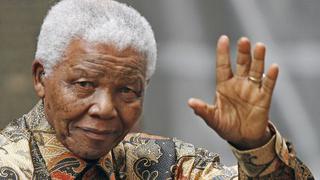 Nelson Mandela sigue grave, pero estable