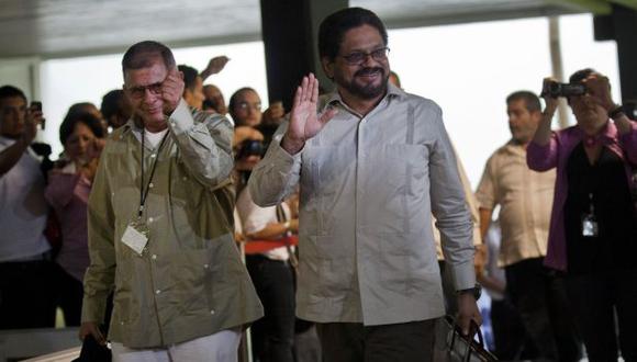 BUEN GESTO. El jefe negociador de las FARC, Iván Márquez, hizo el histórico anuncio en La Habana. (AP)