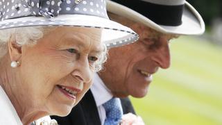 Reina Isabel II y su esposo reciben la vacuna contra el COVID-19