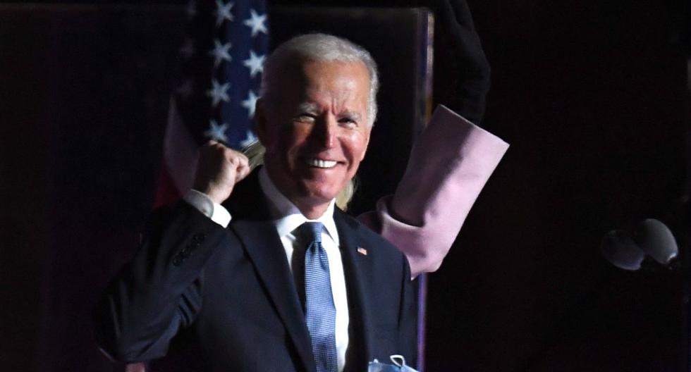Joe Biden hace un gesto cuando llega al escenario para dirigirse a los partidarios durante la noche de las elecciones en el Chase Center en Wilmington. (Foto de Roberto SCHMIDT / AFP).
