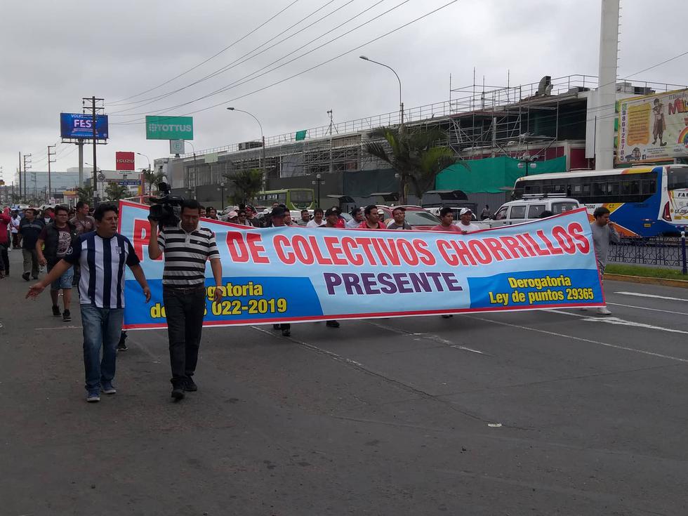 Huelga de ‘colectiveros’: Marcha llegó al penal Santa Mónica donde está internada Keiko Fujimori. (Perú21)